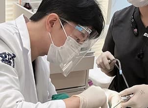 Image of a Blanche brand card placed together with a dental prosthesis sample