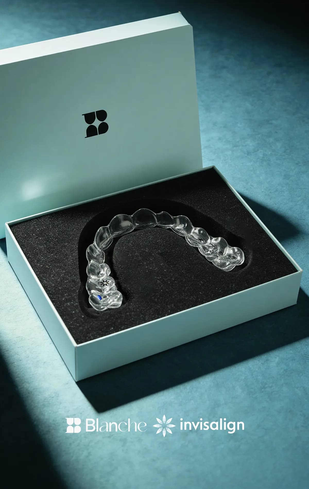 ภาพเครื่องมือจัดฟันใส Invisalign ที่ใช้ในการรักษาจัดฟันของคลินิกทันตกรรมบลองช์