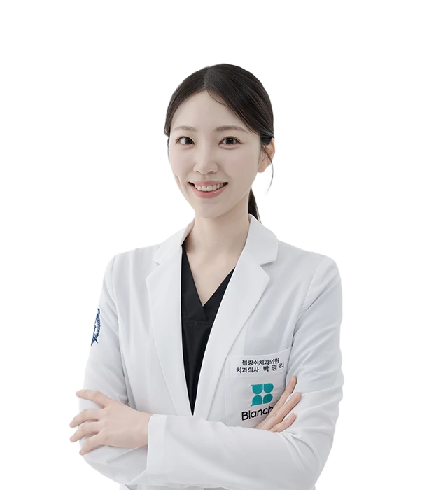 블랑쉬치과 교정과 전문의 백주희 원장이 교정 진료 경험을 바탕으로 환자를 상담하는 프로필 사진