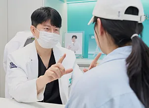 블랑쉬 브랜드 카드와 치아 보철 샘플이 함께 놓인 이미지