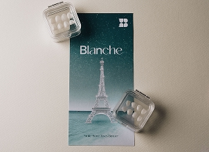 블랑쉬 브랜드 카드와 치아 보철 샘플이 함께 놓인 이미지