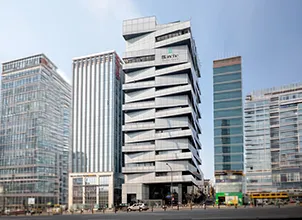 블랑쉬 치과의 라미네이트 표면 마감을 보여주는 치아 보철 샘플 클로즈업