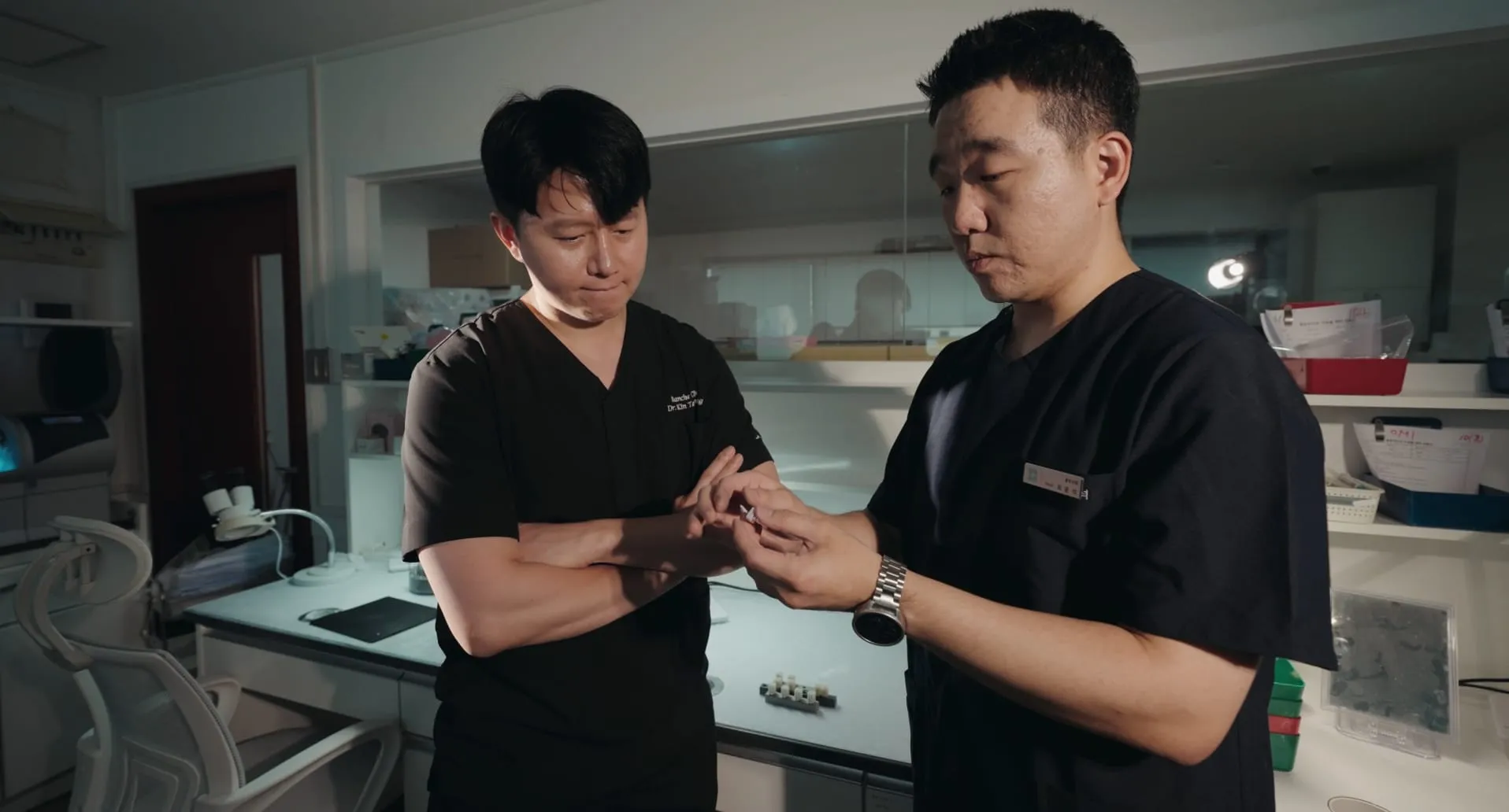 ブランシュ歯科の院内技工所で医療陣と技工士が補綴設計を共に検討する作業シーン