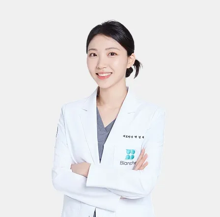 블랑쉬치과 교정과 전문의 박경리 원장이 정밀한 치아교정 설계를 담당하는 의료진 프로필 이미지