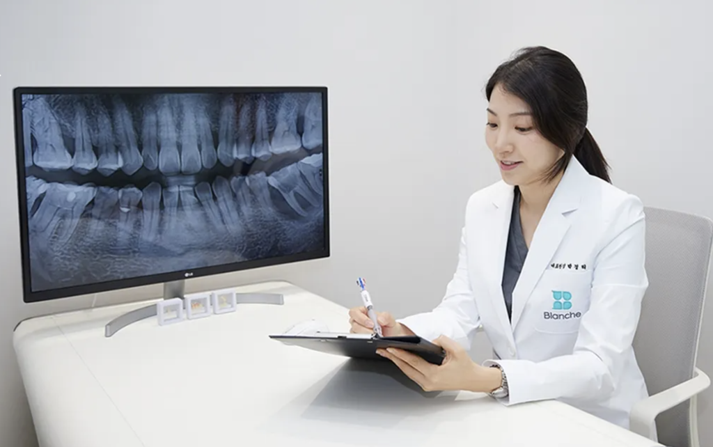 클린체크를 진행해 인비절라인 교정 상담을 하는 의사