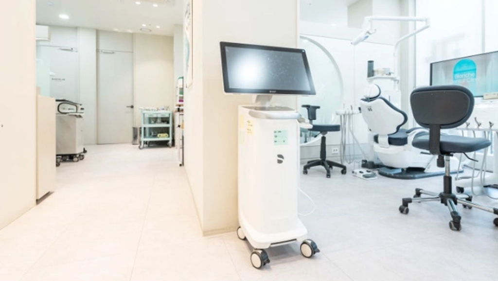 치과 규모와 진단 시스템 차이에 따른 충치 치료 비용 차이를 설명하는 이미지