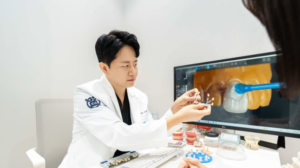 충치 치료 선택 기준 1: 치료에 대한 충분한 설명을 강조하는 이미지