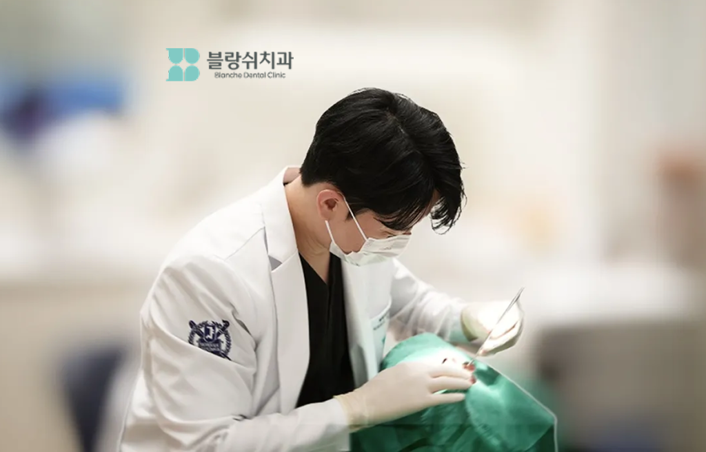 하얀 가운을 입은 블랑쉬치과 의료진이 수면 치료 치과 진료를 받기 위해 준비 중인 환자의 구강 상태를 세밀하게 살피고 있는 모습