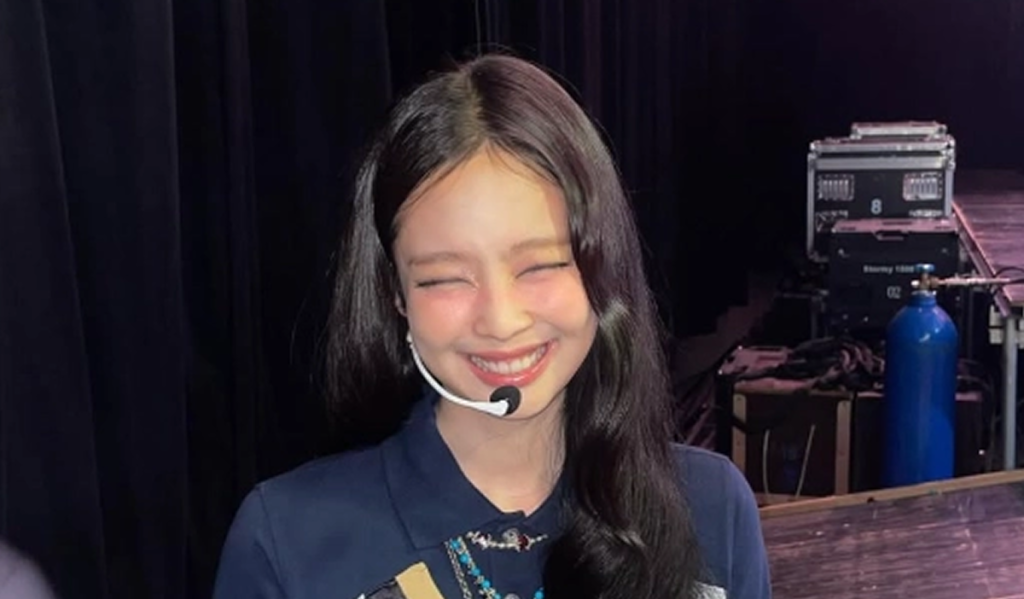 라미네이트 시술 후 자신감 있게 미소 짓는 블랙핑크 제니