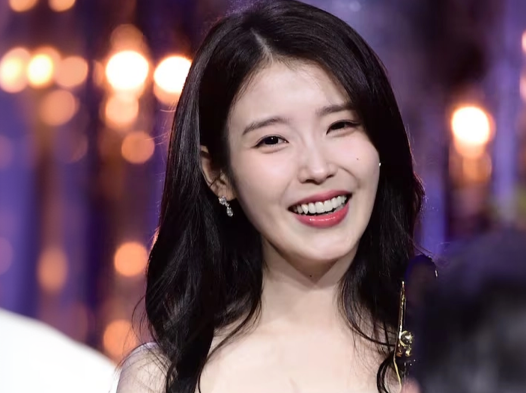 아이유의 환한 미소와 자연치아