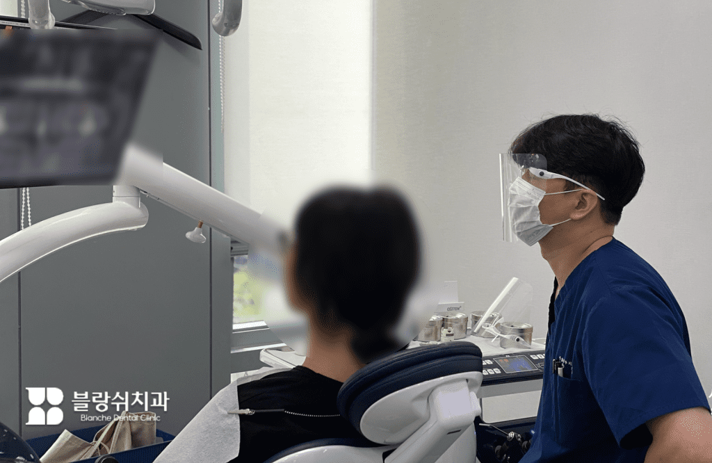 歯科医院で歯のホワイトニング後のアフターケア相談を行う様子