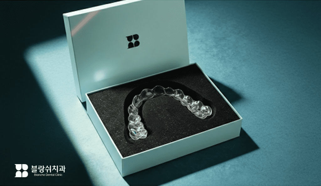 ブランシュ歯科の高級パッケージボックスに入った透明なインビジライン矯正装置