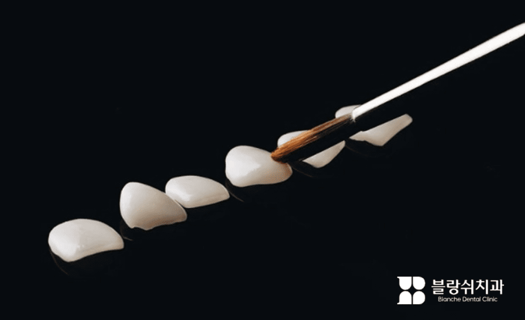 블랙 배경 위 붓으로 정교하게 제작 중인 블랑쉬 라미네이트