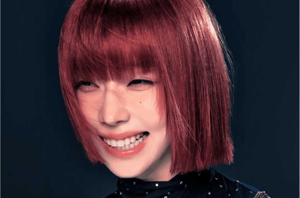 ラミネートのおかげでより一層際立つ、aespaウィンターの一文字の歯のライン