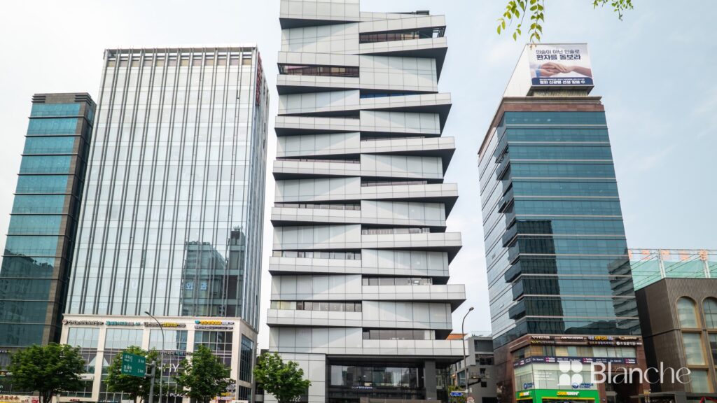 논현역 4번 출구 바로 앞, 블랑쉬치과
