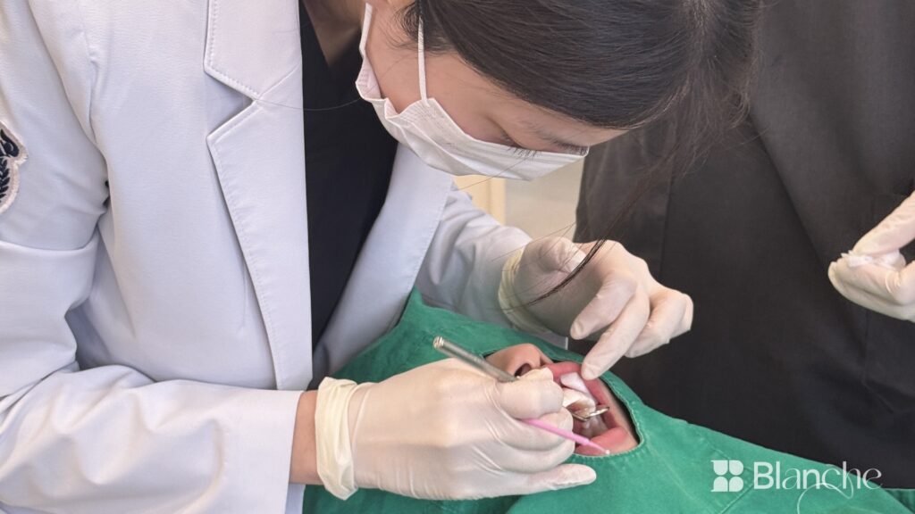 교정 잇몸 내려감, 진료실에서는 무엇을 확인할까요